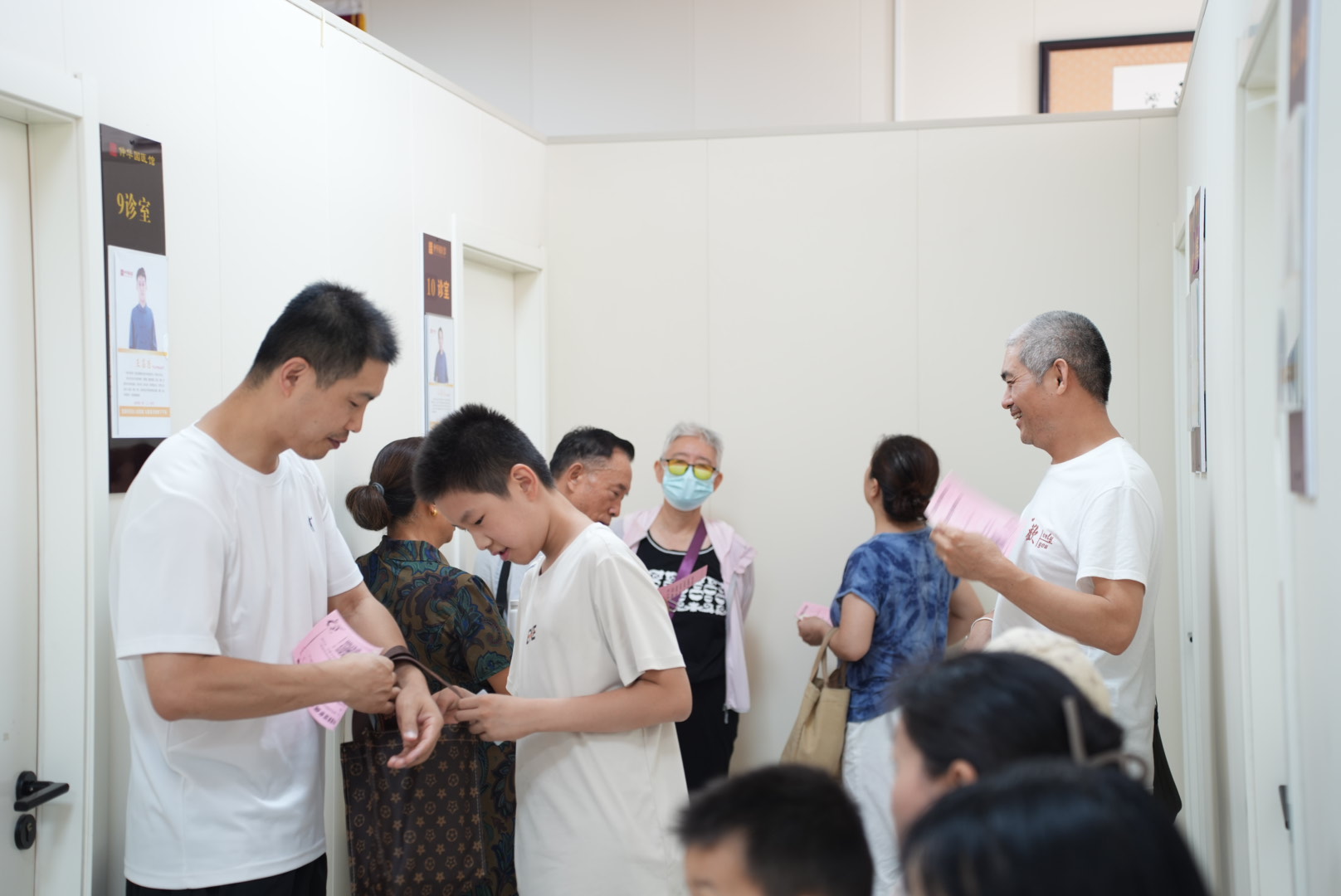 头伏至，仲华国医馆里暖意浓 —— 三伏贴与火龙灸的忙碌时光