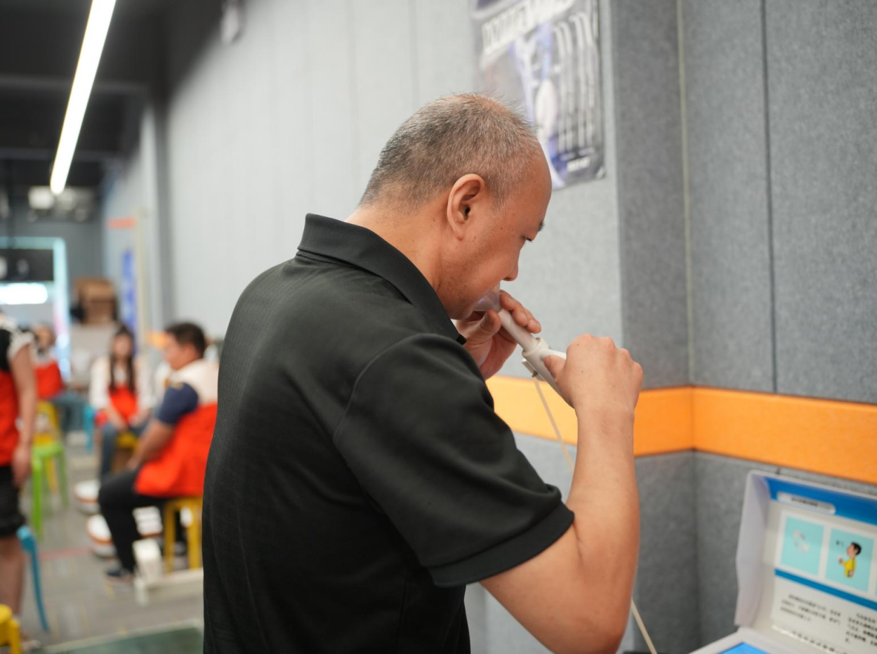 中医护体魄 健康伴同行 | 仲华国医馆张战涛大夫受邀助力国民体质监测公益义诊