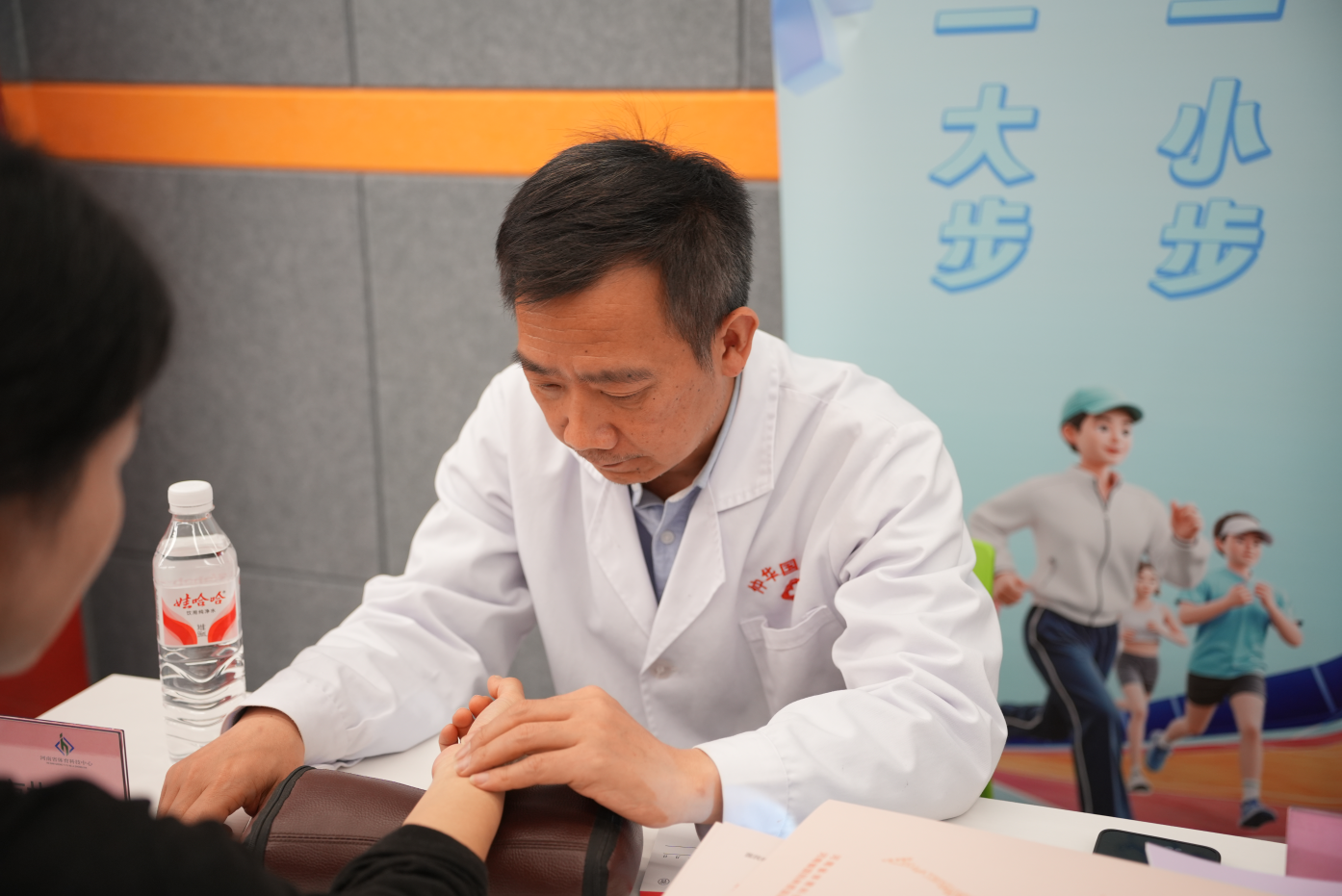中医护体魄 健康伴同行 | 仲华国医馆张战涛大夫受邀助力国民体质监测公益义诊