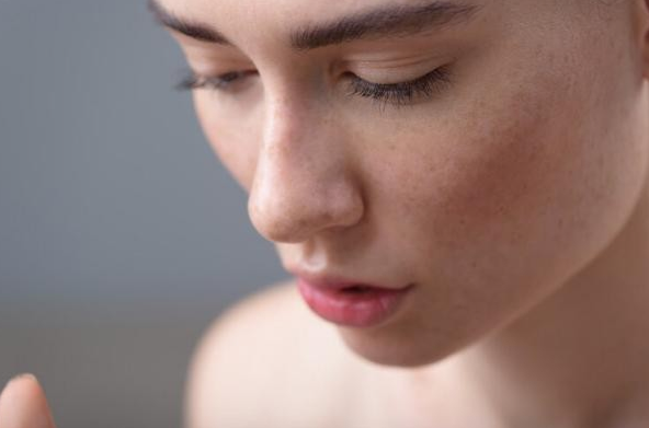 血液如 “津液之海”,皮肤状态藏着气血密码