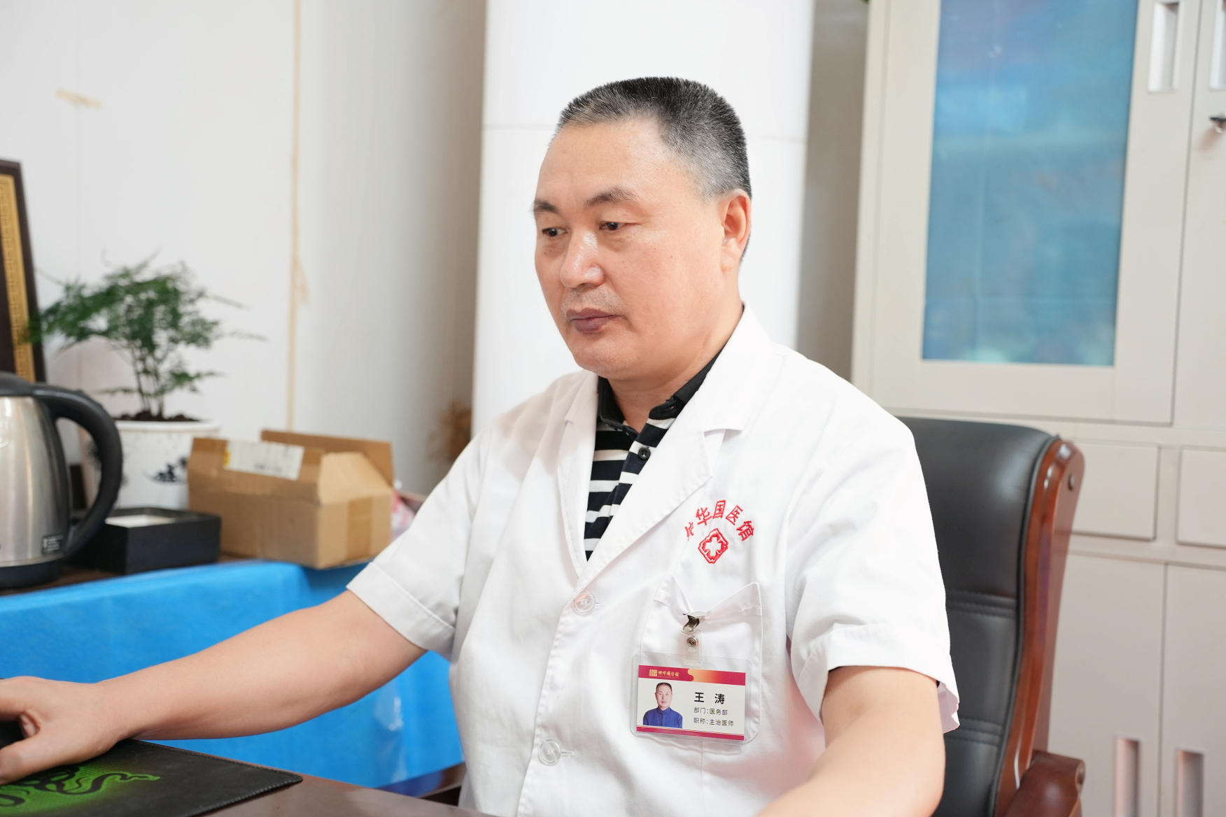 中医养生新宠——适合亚健康人群的腹部十字灸